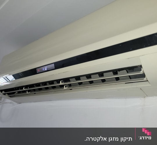 מזגן מותקן על קיר עם תצוגה דיגיטלית